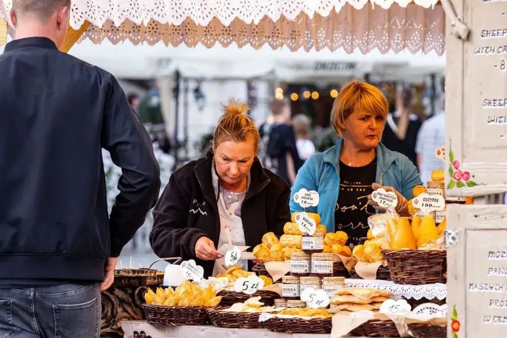 Gdzie kupić oscypki w Krakowie? Najlepsze miejsca i porady Gdzie kupić oscypki w Krakowie? Najlepsze miejsca i porady