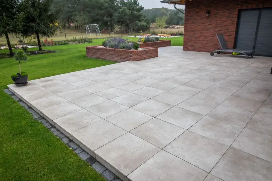 Jaki gres na taras wybrać, aby uniknąć błędów i cieszyć się trwałością?