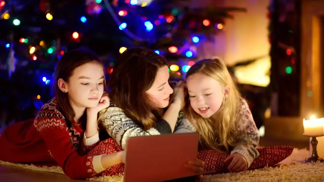 Świąteczne hity dla całej rodziny – piosenki i filmy, które zachwycają