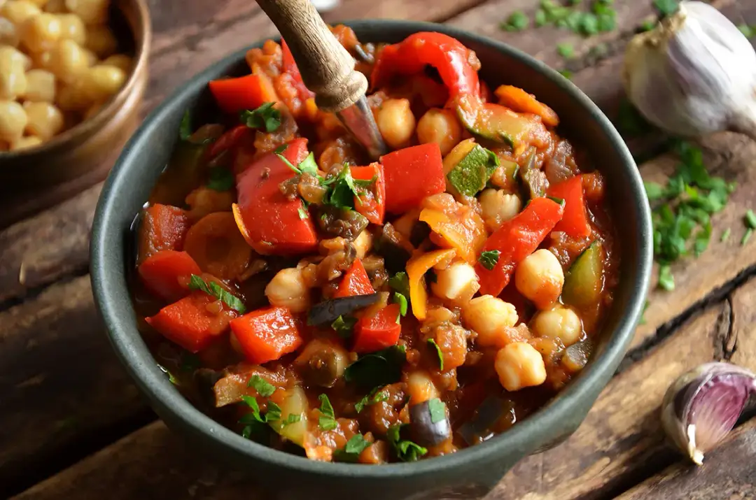 Gulasz z cukinii i papryki: Kolorowy festiwal smaków