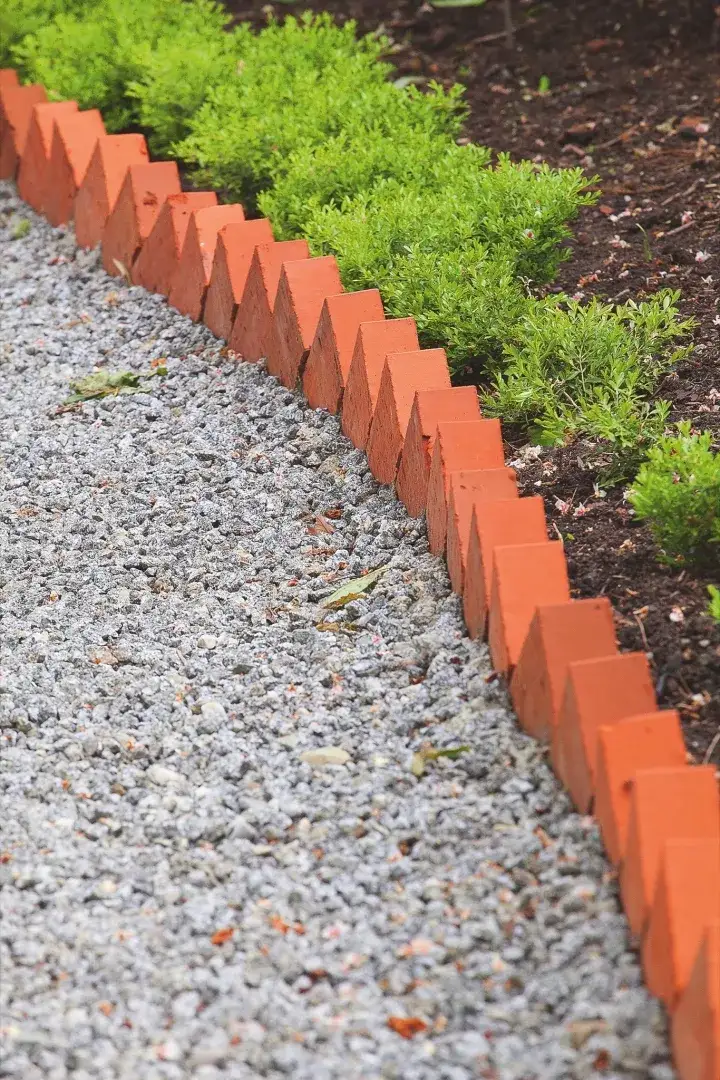 Jak zrobić trwałe obrzeże z cegły – prosty poradnik krok po kroku