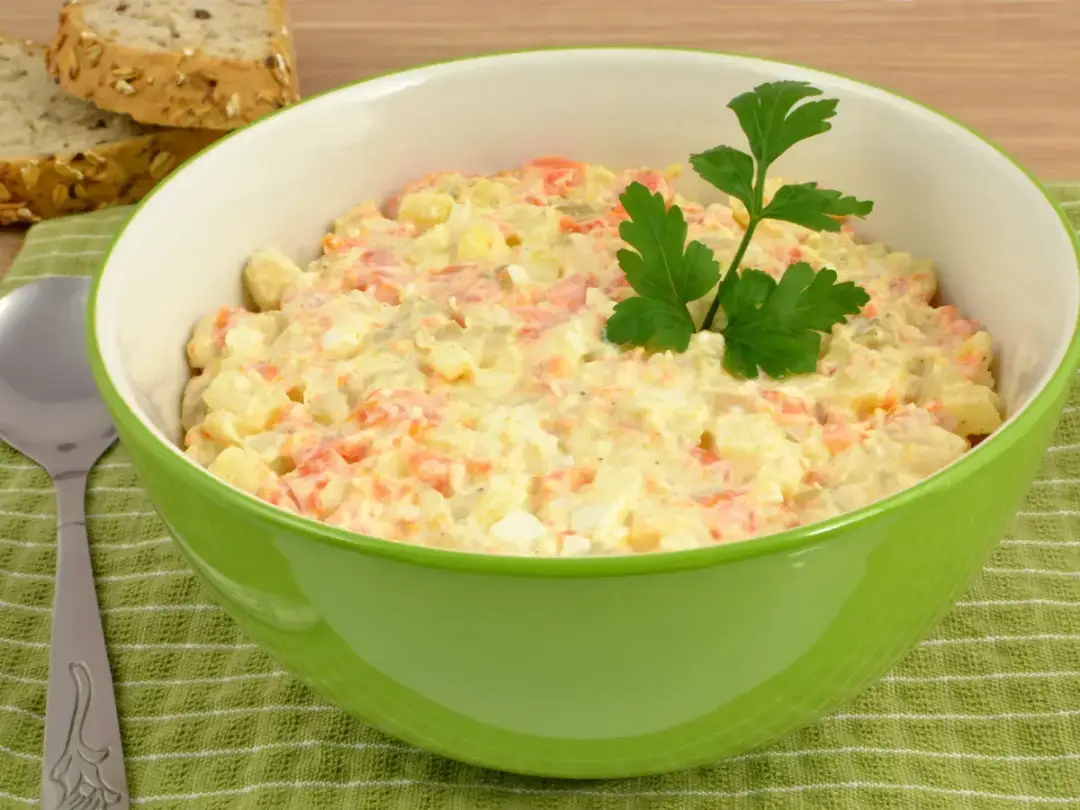 Czy do sałatki jarzynowej dodaje się cebulę? Poznaj zalety i wady