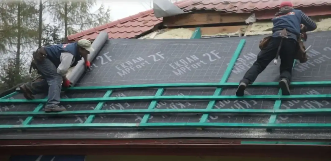 Jaką folię pod wełnę mineralną na strop wybrać: praktyczny poradnik