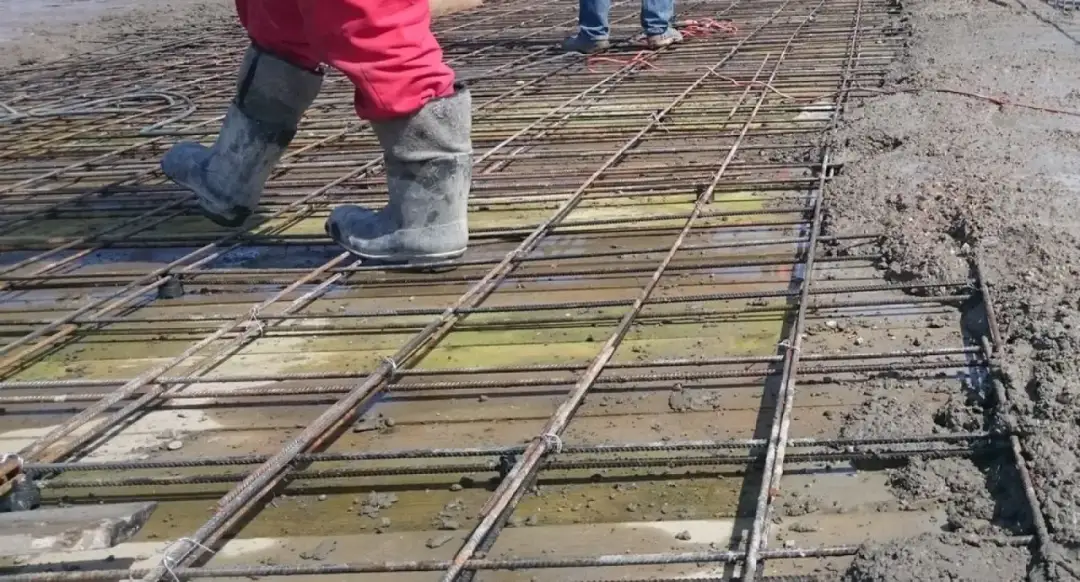 Bezpieczny czas schnięcia stropu po zalaniu: kompletny poradnik budowlany