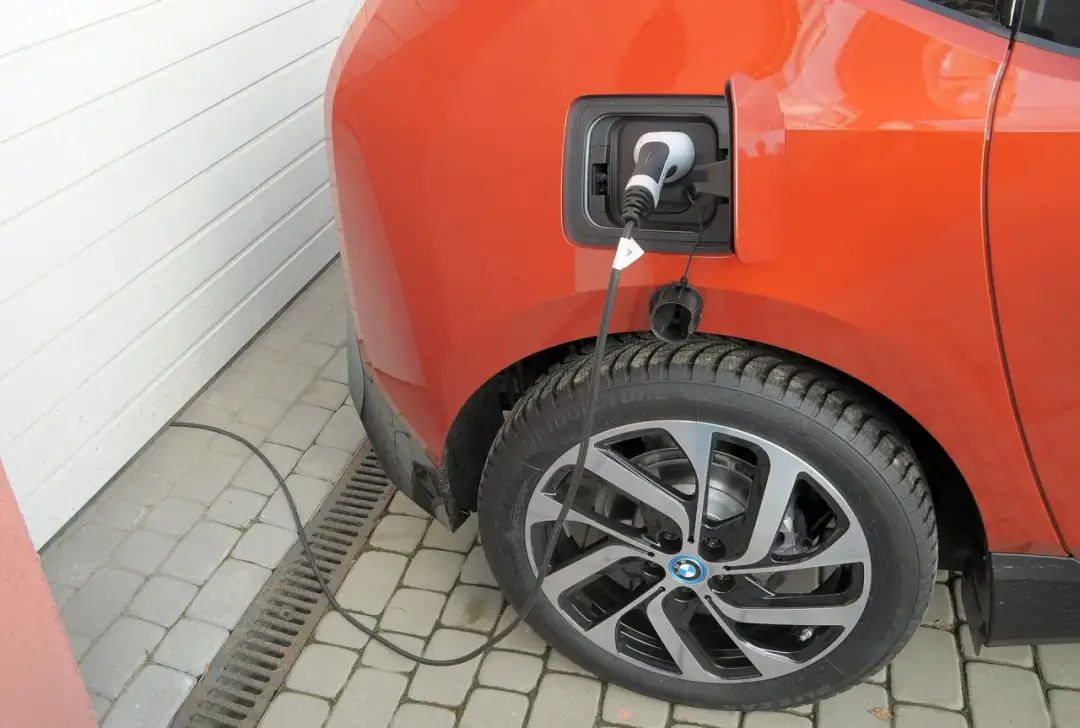 Ładowanie auta elektrycznego w domu: Rozlicz KUP i VAT krok po kroku