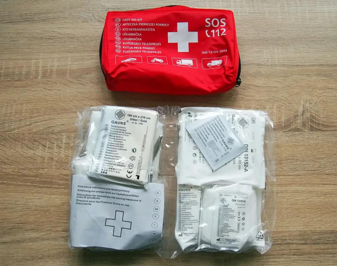 Gdzie powinna znajdować się apteczka pierwszej pomocy w domu i samochodzie?