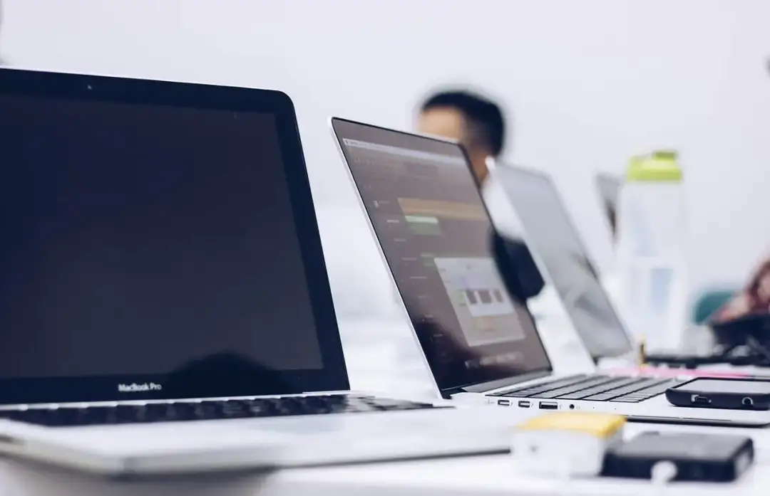 Laptopy na stole, smartfon i akcesoria. Cyfrowa przyszłość pracy, co zamiast świadectwa pracy?