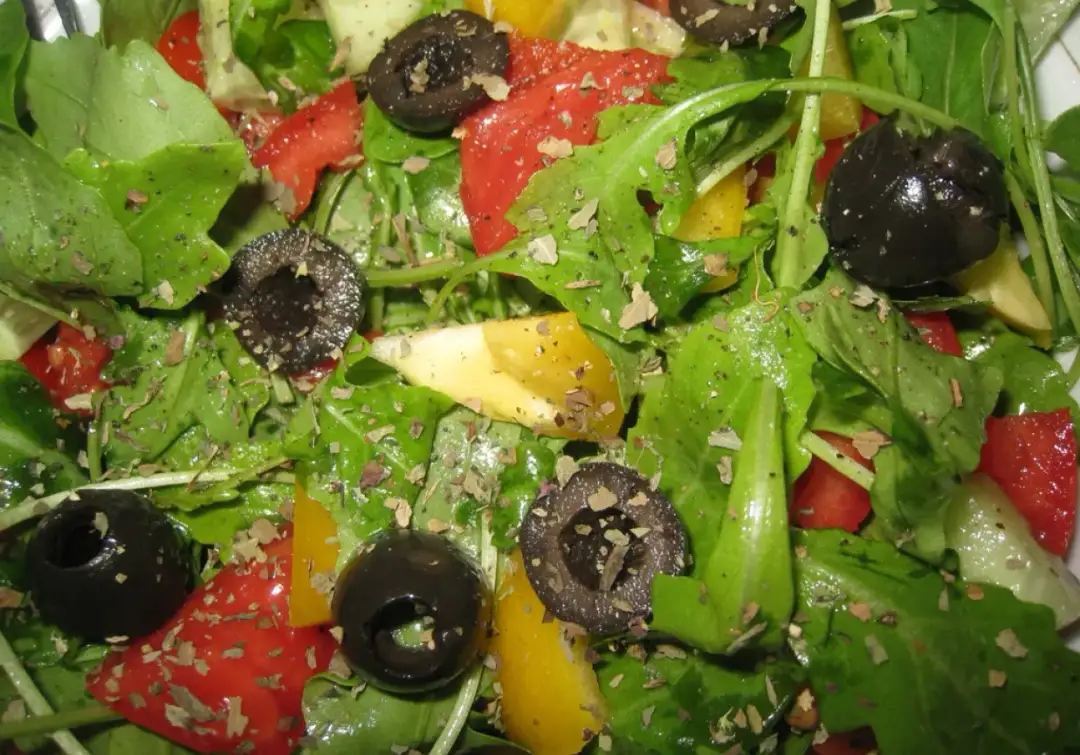 Jak wykorzystać suszoną bazylię w kuchni? Sprawdź najlepsze przepisy