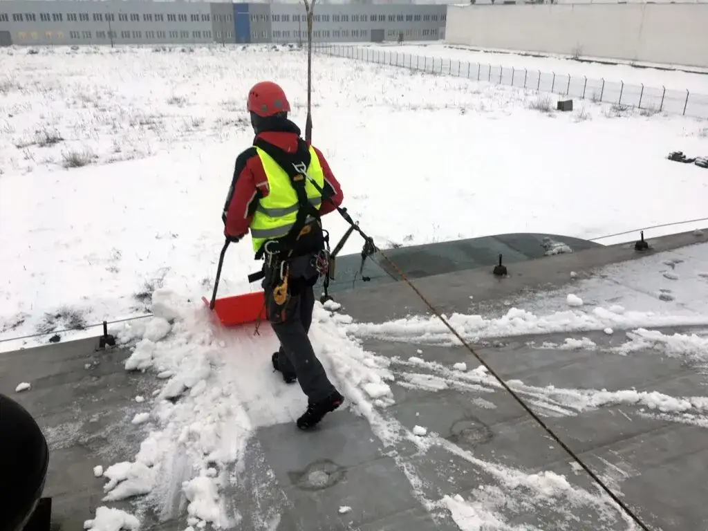 Ile można zarobić na odśnieżaniu dachów: realne stawki i miesięczne przychody