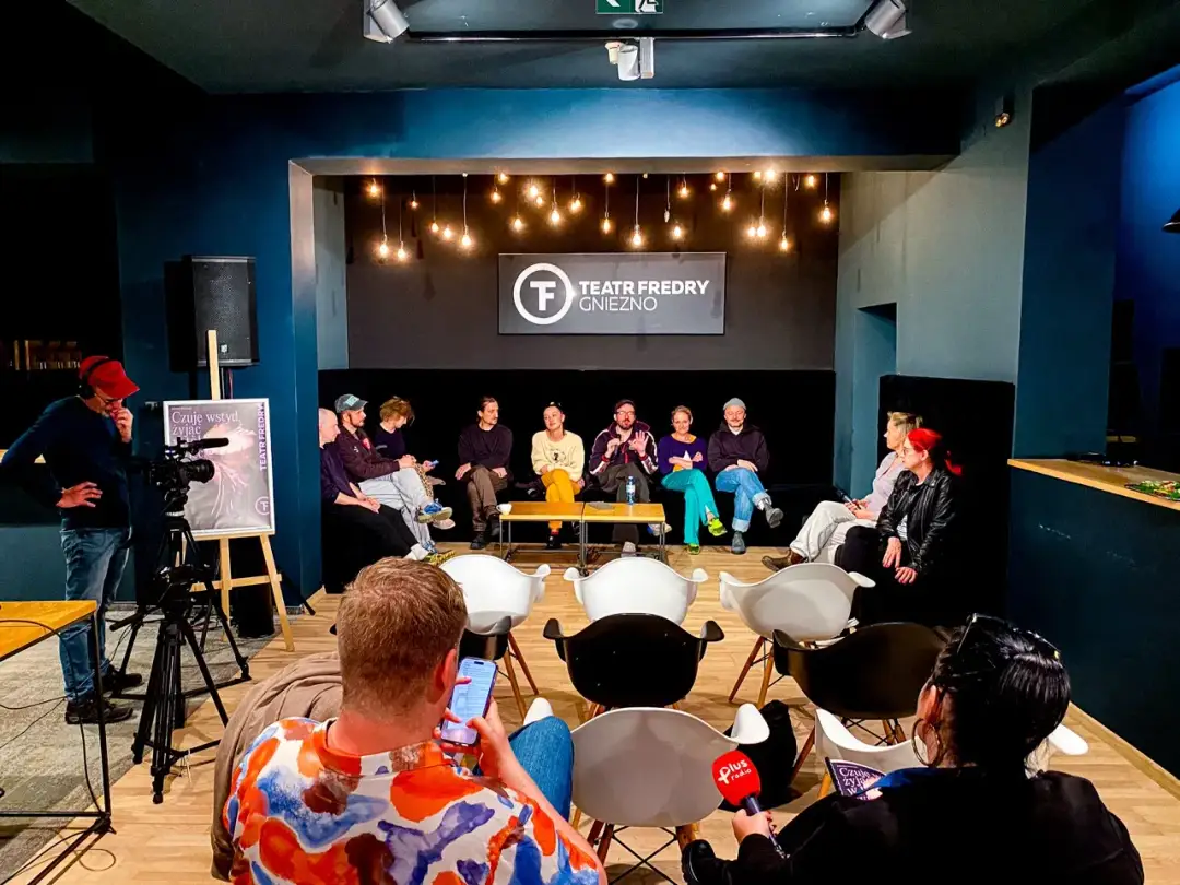 Kto pracuje w teatrze? Odkryj fascynujące zawody i ich rolę