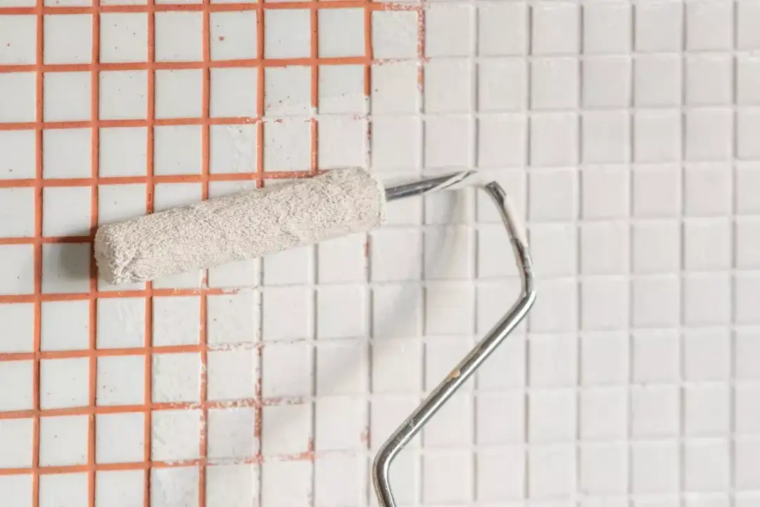 Metamorfoza kuchni: Odnów kafelki bez kucia! Tanie metody DIY