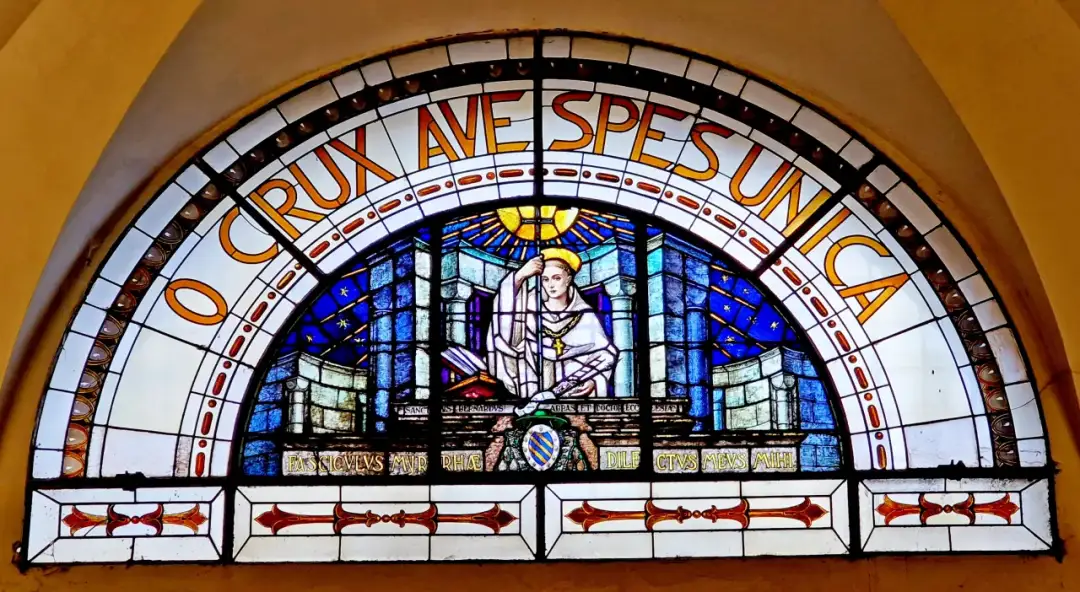 Noszenie krzyża jerozolimskiego w wierze katolickiej - poznaj symbolikę