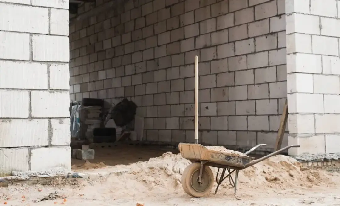 Ile zaprawy na m2 muru z pustaka? Dokładne obliczenia i porady