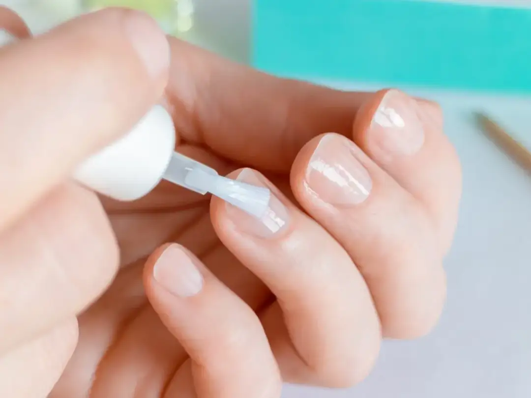 Jak wzmocnić kruche paznokcie?