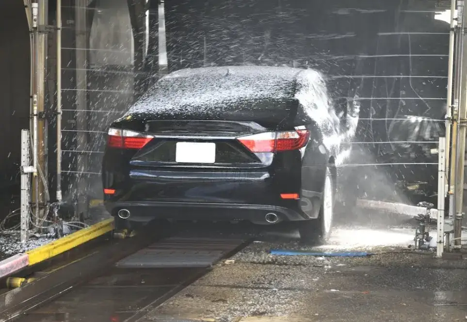 Myjnia bezdotykowa: Ile kosztuje i czy się opłaca? Analiza inwestycji