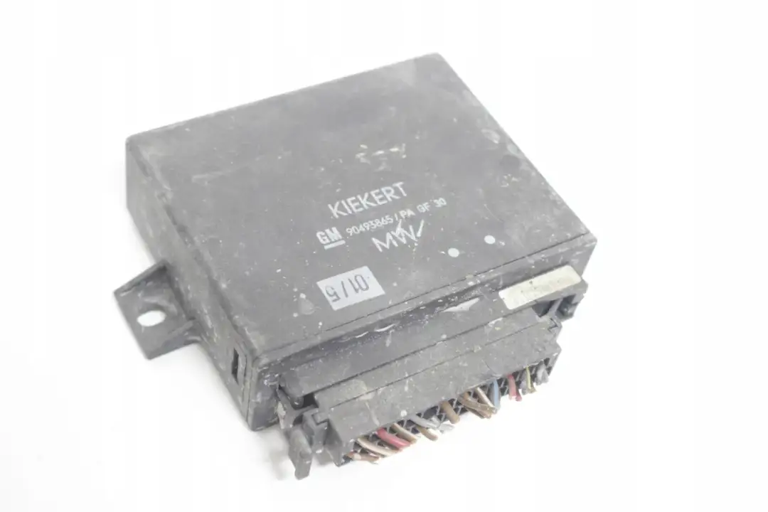 Astra G: Gdzie jest sterownik centralnego zamka? Znajdź i napraw!