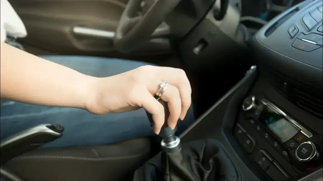 Czy żeby włączyć zapłon trzeba wcisnąć sprzęgło? Oto prawda o samochodach