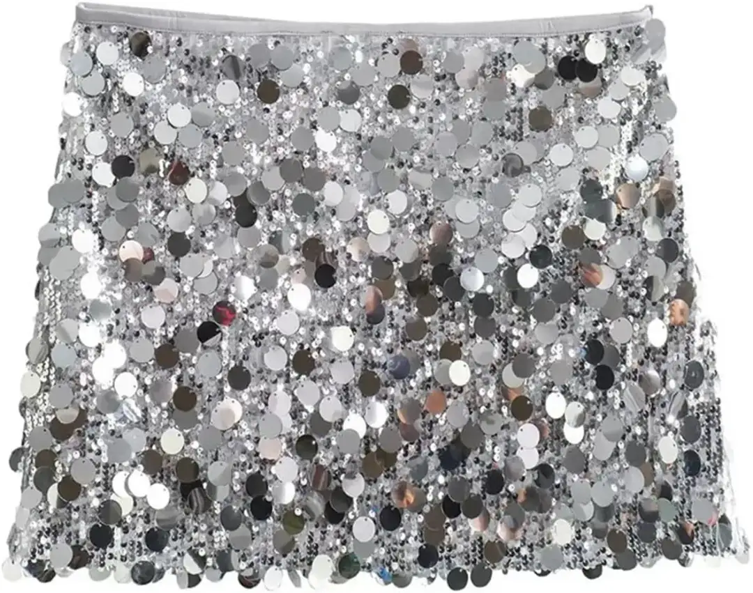 Falda de lentejuelas plateada: Deslumbra con looks de día y de noche