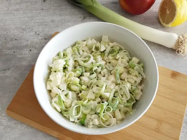 Jak zrobić surówkę z pora, która zachwyci Twoich gości smakiem