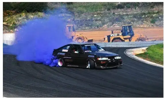Jak zrobić kolorowy dym z opon bezpiecznie i efektownie?