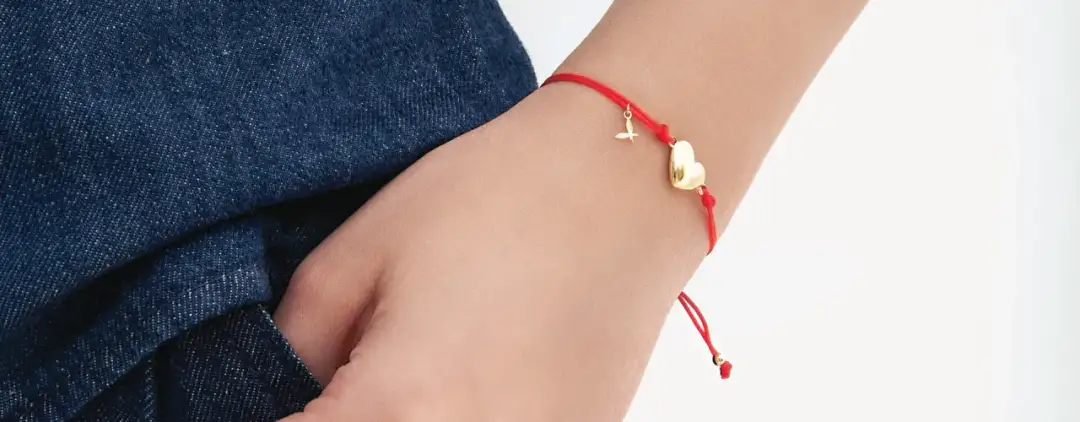 Co oznacza czerwona bransoletka na prawej ręce? Odkryj jej znaczenie