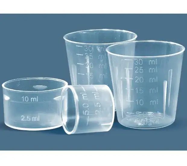 Kieliszki do leków: plastik czy wielorazowe? Ich wady oraz zalety