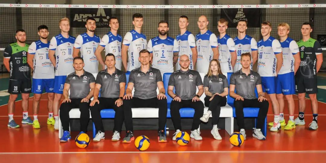 Drużyna siatkarska MKS Będzin w komplecie, gotowa do gry.