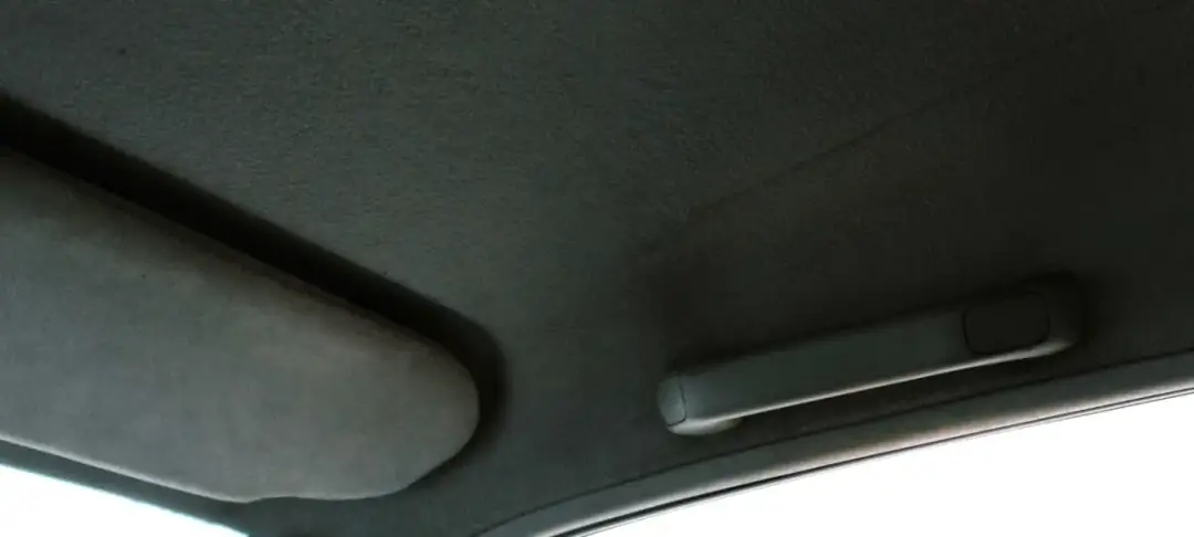 Czym wyczyścić podsufitkę w samochodzie, by nie uszkodzić materiału?