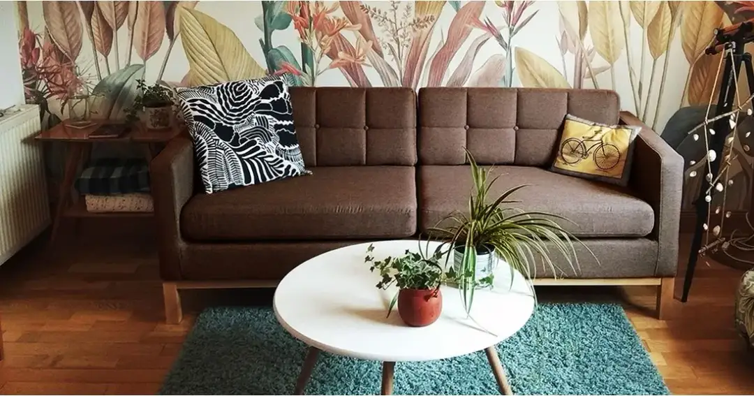 Jaki kolor kanapy do brązowych mebli – unikaj tych błędów w aranżacji