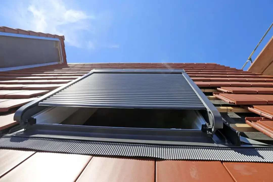 Ile kosztuje montaż okna dachowego? Oszacuj budżet bez niespodzianek