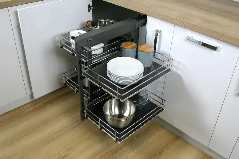 Czym wyłożyć półki w szafkach kuchennych, aby uniknąć bałaganu?