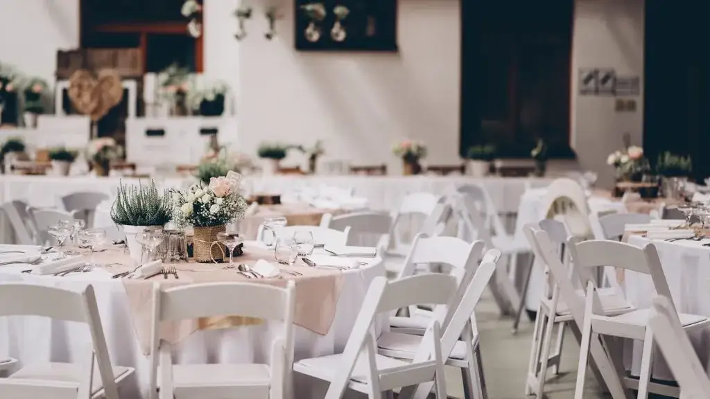 Jak usadzać gości przy stole weselnym, aby uniknąć konfliktów i zintegrować wszystkich