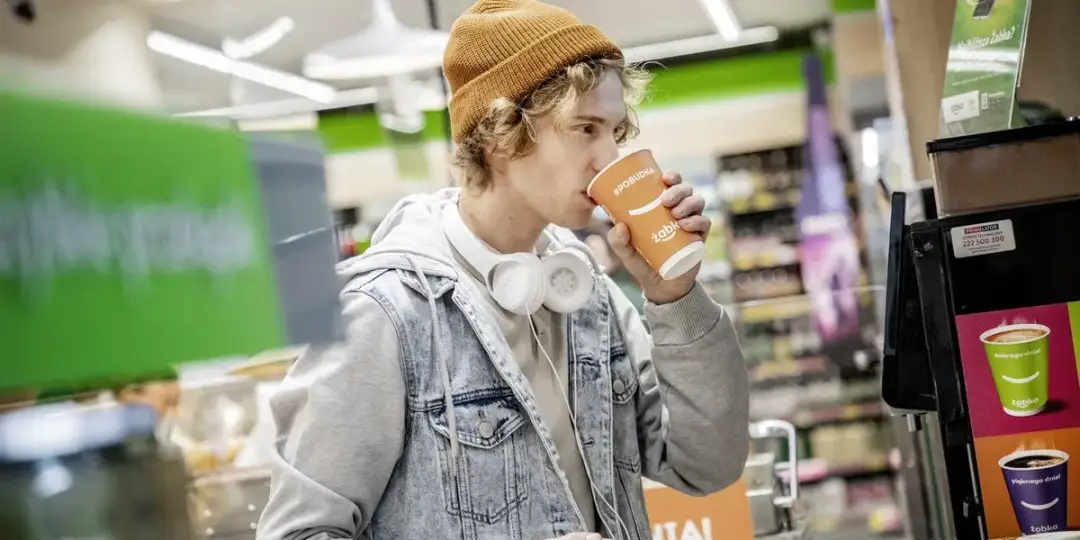 Jaka kawa w Żabce? Poznaj smaki, ceny i najlepsze wybory