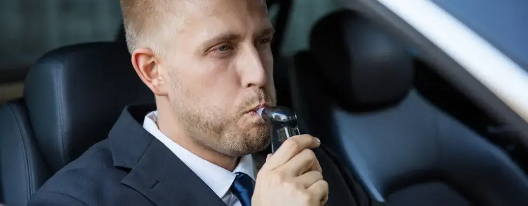 Alkomat: jak dmuchać, by wynik był pewny? Poradnik eksperta.