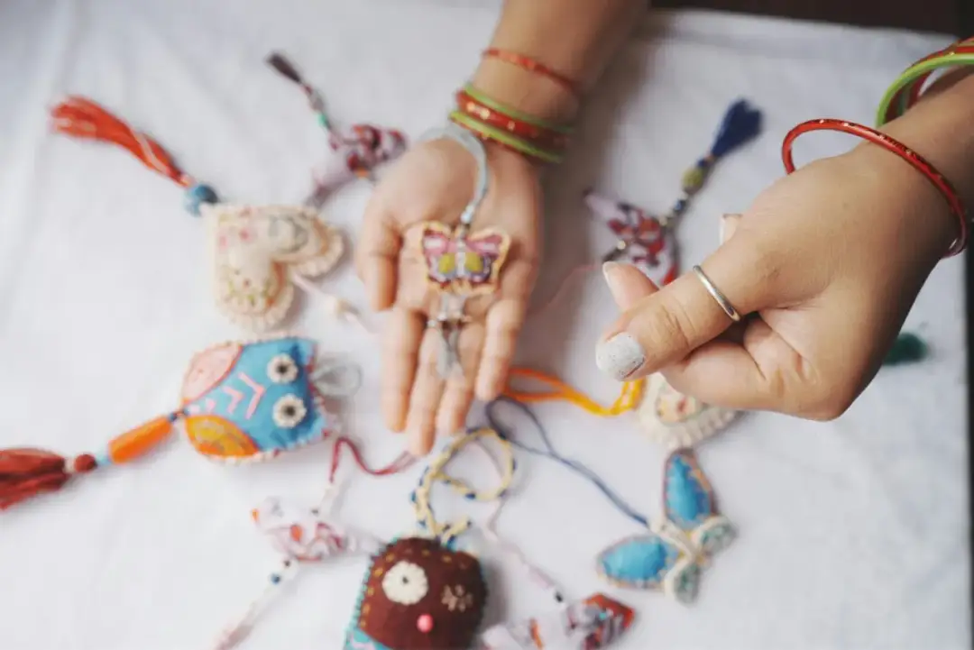 Jak samemu zrobić naszyjnik – proste kroki do stworzenia własnej biżuterii