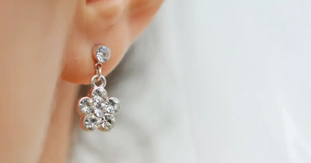 Jak wyczyścić sztuczne kolczyki, by nie uszkodzić ich blasku