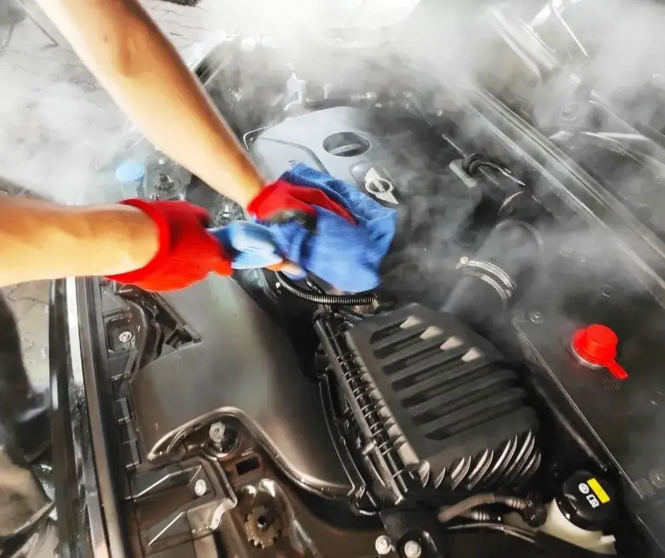 Ile kosztuje mycie silnika? Sprawdź ceny i co wpływa na koszty