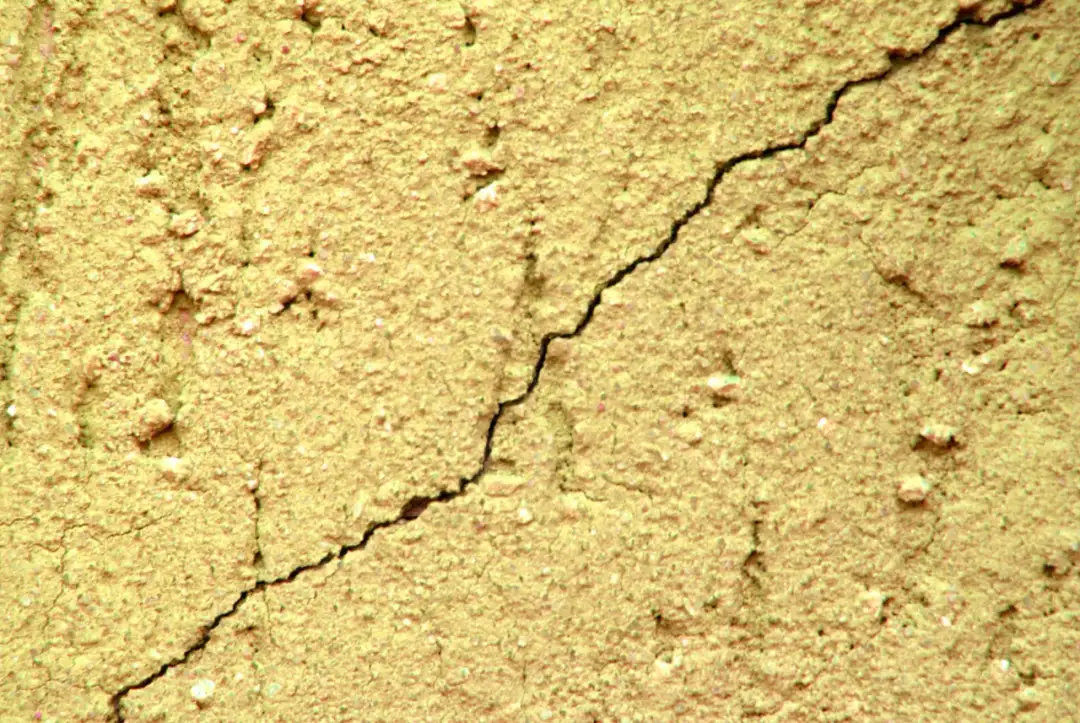 Tynk odpada płatami? Poznaj przyczyny i napraw elewację trwale