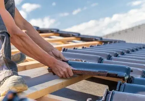 Pomocnik dekarza: Obowiązki, zarobki i kariera w 2025 r.