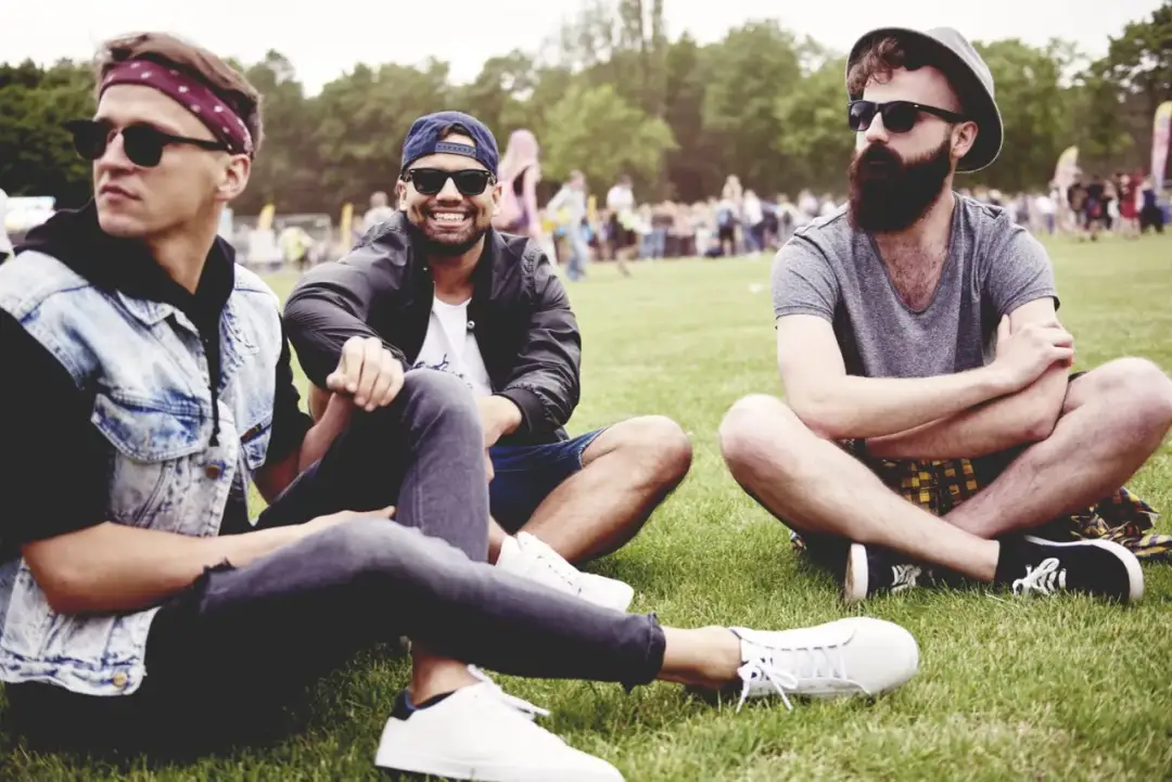 Moda festiwalowa męska: trendy i inspiracje na letnie koncerty
