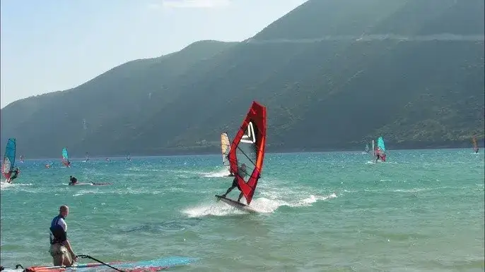 Najlepsze miejsca na windsurfing w Grecji - uniknij złych wyborów