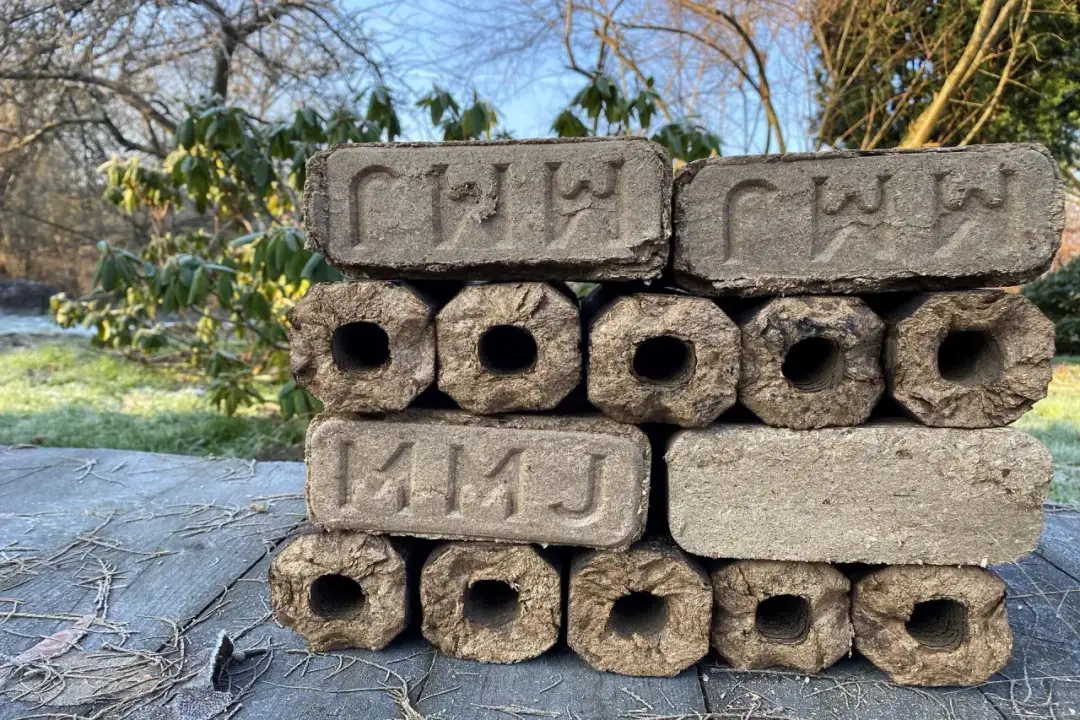 Stos brykietu torfowego na mroźnym stole. Zastanawiasz się, ile kosztuje tona brykietu torfowego?