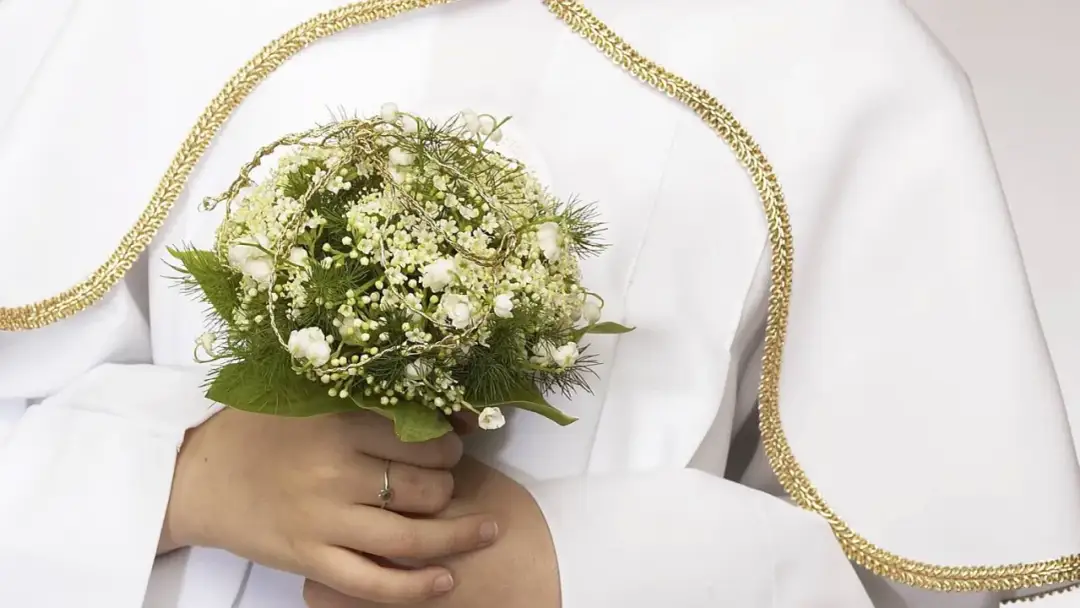 Komunia w sobotę czy niedzielę? Poznaj wady i zalety obu opcji.