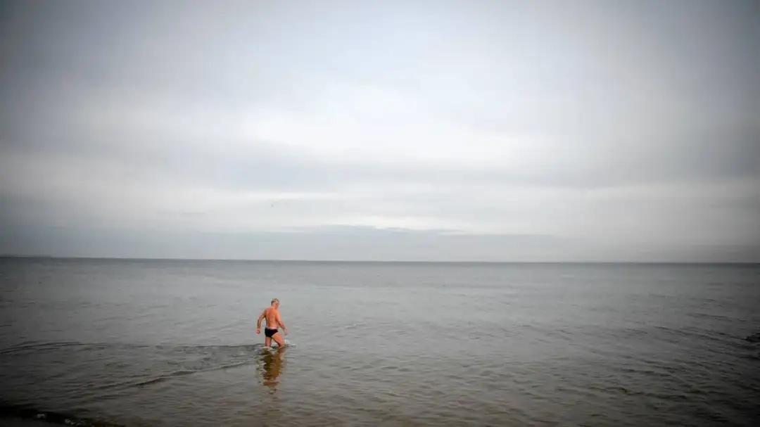 Ile stopni ma woda w Bałtyku? Sprawdź, zanim wejdziesz do wody