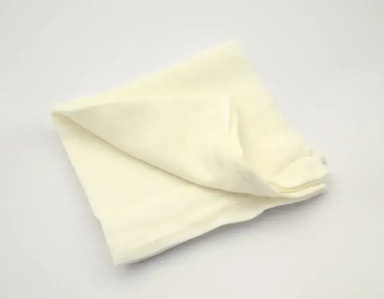 Pieluchy tetrowe czy muślinowe? Wybierz idealne dla dziecka!