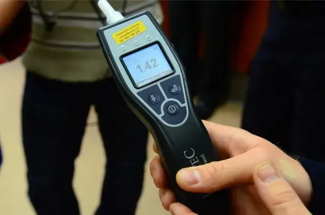 Jazda po alkoholu 2026: Limity, kary i dlaczego alkomat online kłamie