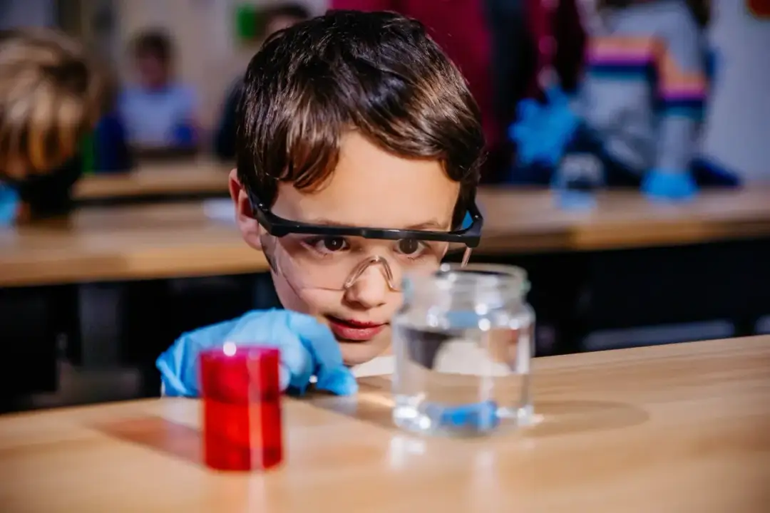 Domowe eksperymenty z wodą: Proste, bezpieczne i fascynujące dla dzieci