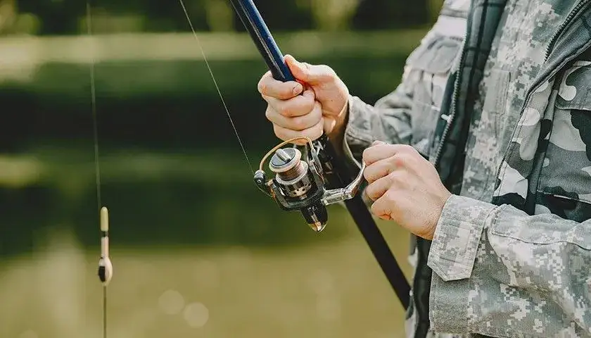 Jaka wędka na początek? Wybierz idealny sprzęt bez błędów!