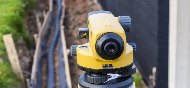 Co robi geodeta przy budowie domu? Kluczowe zadania i znaczenie