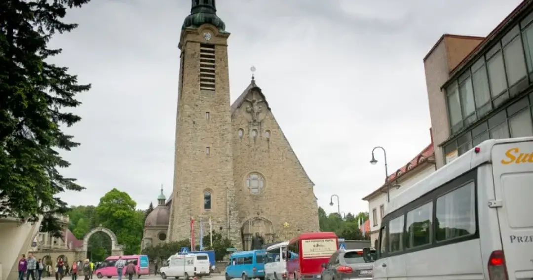 Gdzie odjeżdżają busy z Limanowej do Krakowa? Sprawdź przystanki